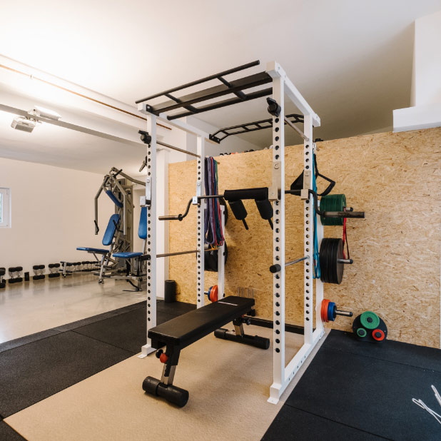 
A stable power bar for various uses such as pull-ups, bench presses, squats, and shrug bars ensures accident-preventive training.