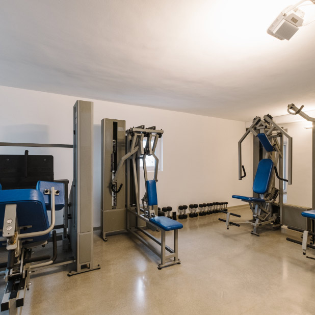 
A stable power bar for various uses such as pull-ups, bench presses, squats, and shrug bars ensures accident-preventive training.